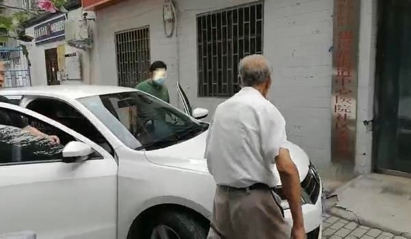  队员|老人用石子打猫被误解成砸车 拦车讨说法被人劝走