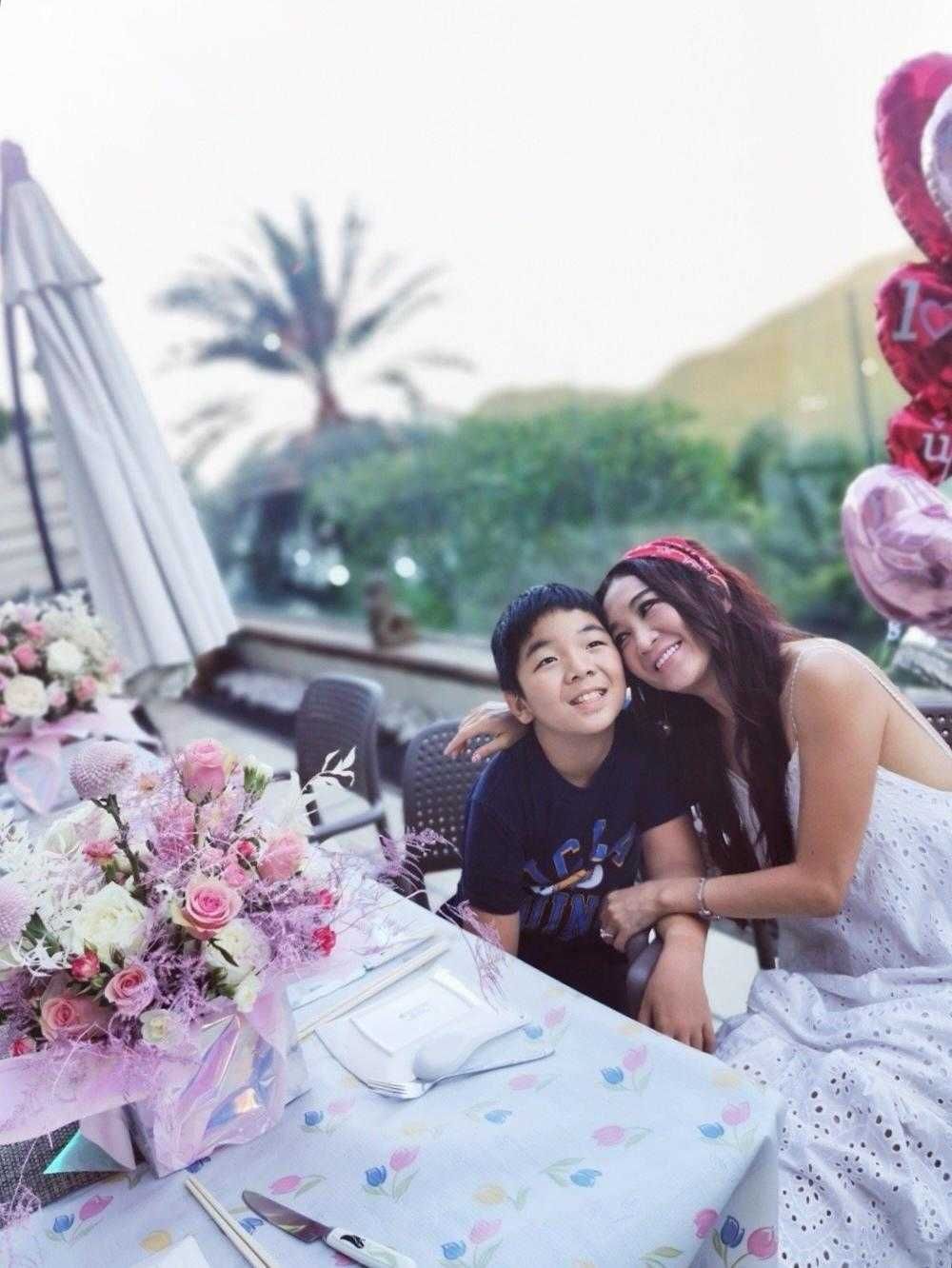  庆生|温碧霞一家三口庆生，穿上最爱的吊带裙配头巾，这打扮哪像54岁