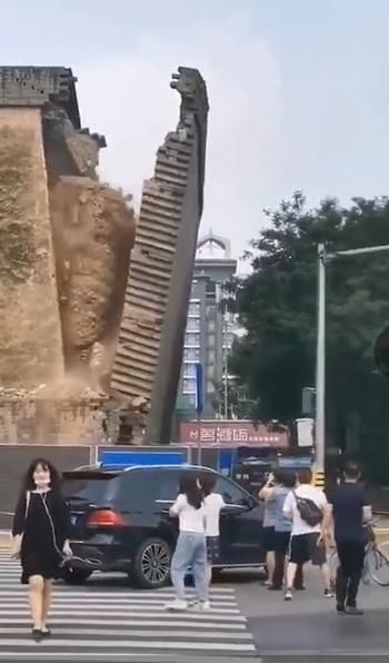  城墙|西安明秦王府城墙坍塌与持续降雨有关，4车受损，4人擦伤已送医