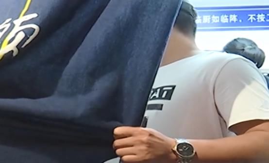  跪下|男子火锅店内吃出塑料，看完监控经理傻眼了：我给你跪下道歉！