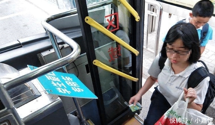  司机|女孩坐车忘带钱，被司机赶下车，遭乘客指责，事后才知司机的好