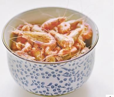 下饭|煮好的小虾别直接吃，加一把小葱拌一拌，鲜香补钙，开胃下饭