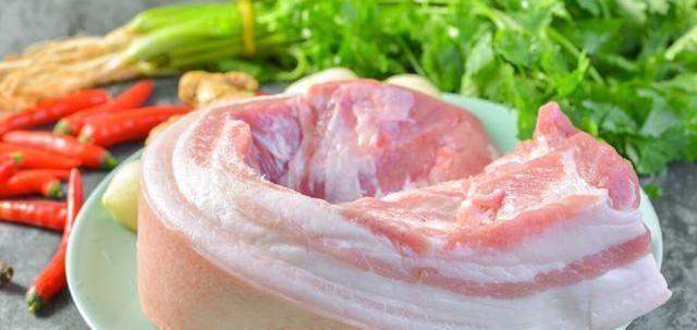  炎热的天气|保存猪肉别放冰箱，卖肉贩教你3招，久放不变质，天天吃到鲜猪肉