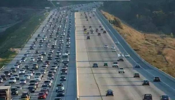 刹车灯亮|【1058-谈车论驾】安全驾车技巧,预见性刹车!