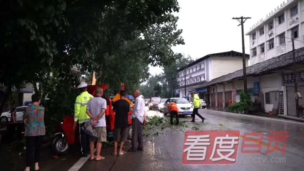  处置|暴雨来袭交警迅速出警处置事故和积水