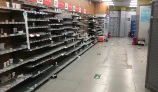  店铺|店铺半夜遭人搬抢一空，值班店员：有30多名壮汉，电锯开的锁