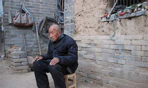 身份|拾荒老人1.8万积蓄被偷,无奈之下报警求助,却意外暴露出真实身份