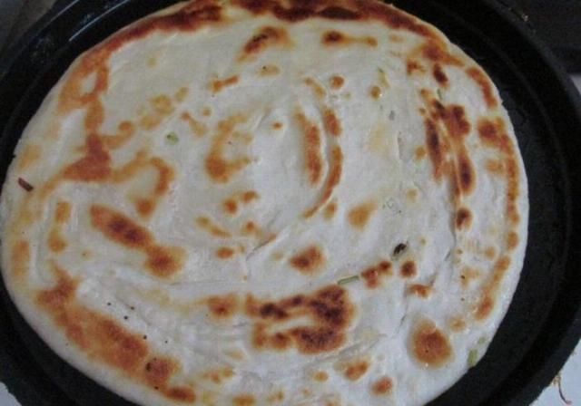  烙饼|烙饼层次分明外酥里软，大厨：多＂1步＂妥妥的，可惜好多人不知道