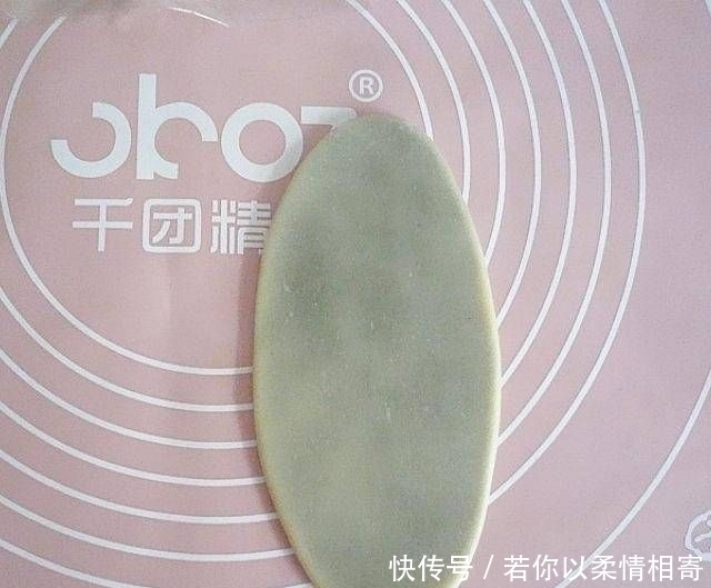 上保鲜膜|抹茶酥和我自己做的红曲糕点,不油腻