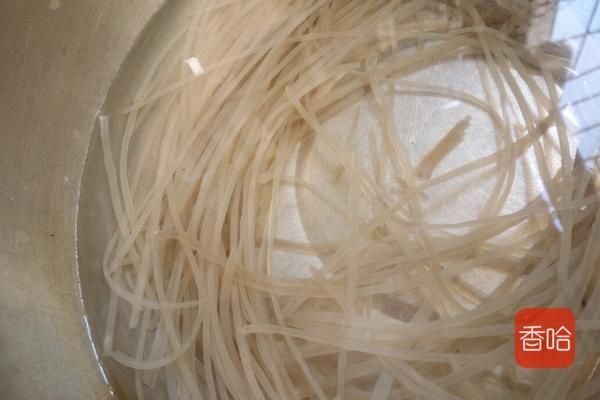  在家|夏天就爱吃它！教你在家做正宗酸辣粉，地道又过瘾