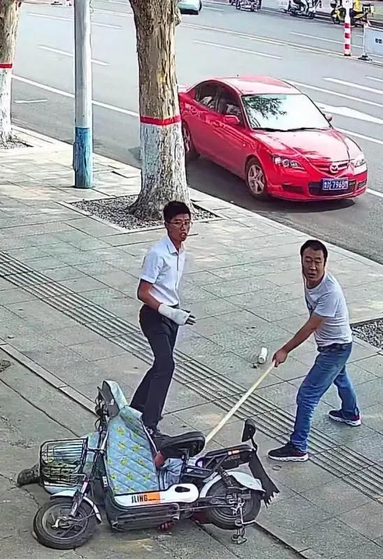 北京头条|路边店主挺身而出制服街头行凶男子： 作为一名退伍老兵就应如此