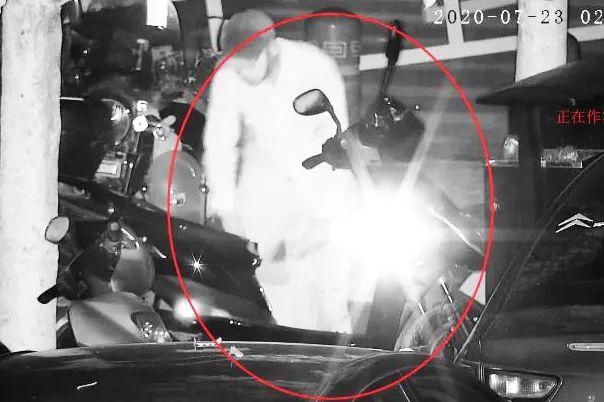 晚上|白天搭客晚上“加班”，地铁站旁专偷电动车电池