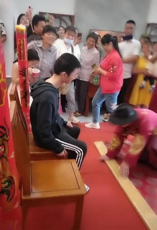 婚礼|婚礼现场，16岁叔叔接受30岁新郎大侄子跪拜，掏红包场景逗乐宾客