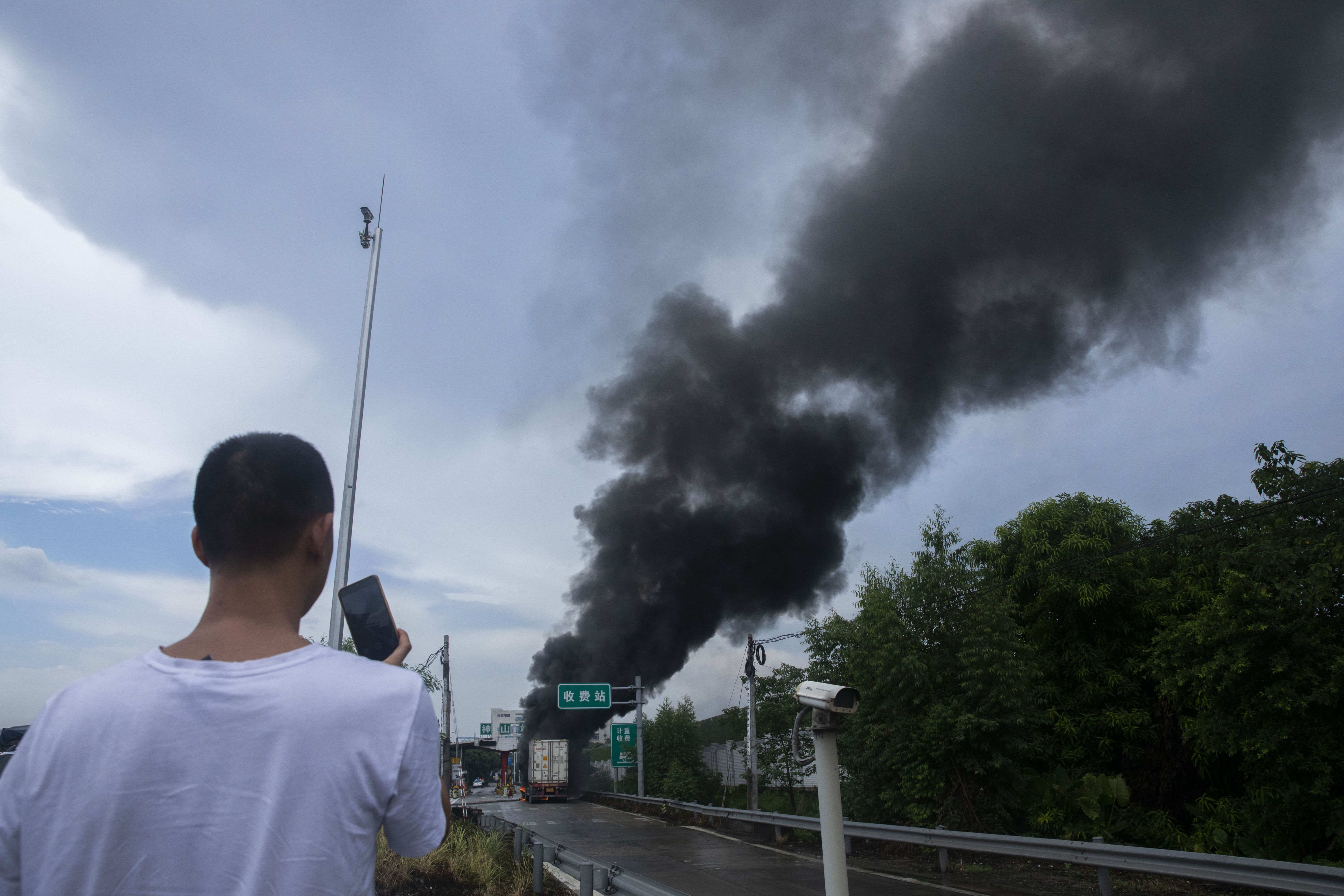 神山|突发|许广高速神山收费站一货车起火