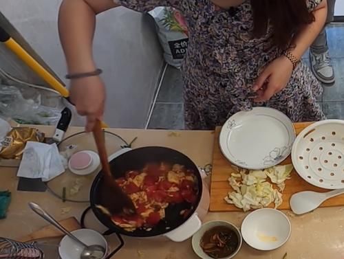  合租房|《未知的餐桌》有多真实？明星到合租房蹭饭，一个汤锅炒了四道菜