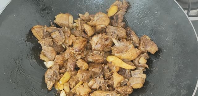  搭配|以后待客，鸭肉有新吃法了，普通食材搭配一锅，一开锅盖流口水了