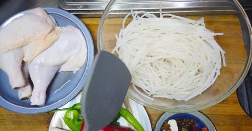 鸡肉|十足家常味鸡肉炖粉条，鸡肉鲜嫩粉条软糯入味，好吃又下饭