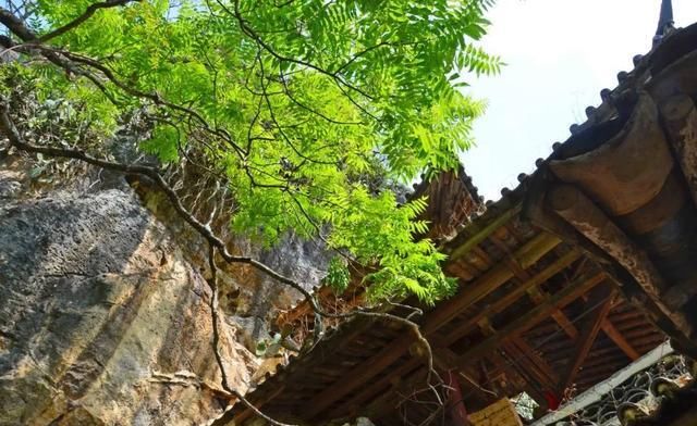 居住|云南深山有座寺庙,建在悬崖上距今千年,独自居住着一位中年男子
