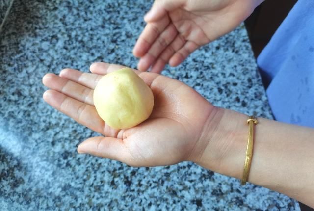  搭配|把玉米面和豆沙搭配在一起，好吃营养又健康，还可以当早餐