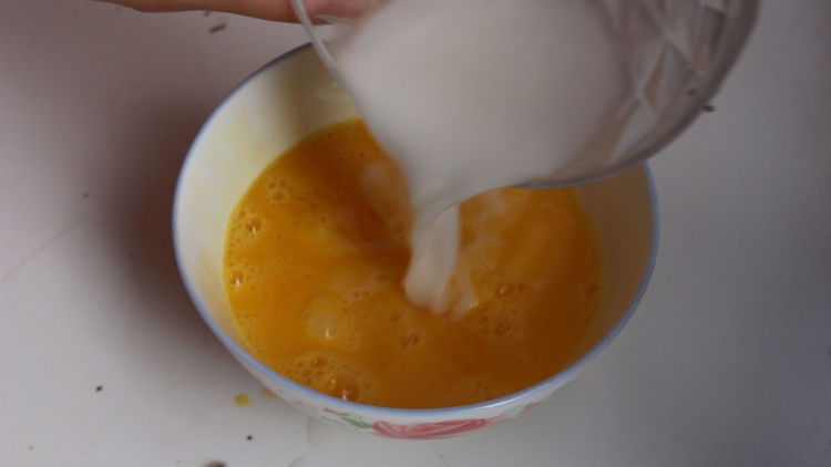  蓬松|炒鸡蛋还在直接下锅?多加这一步，鸡蛋滑嫩口感好，少油又健康