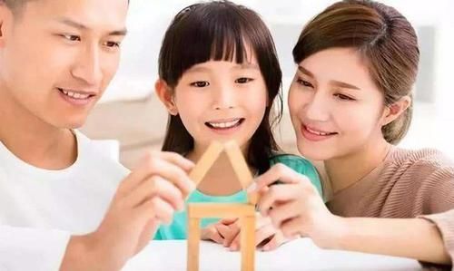 小男孩|小男孩暖心为妈妈'借出肩膀'惹众人称赞,穷养富养不如有教养