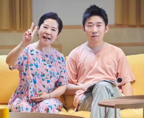 娱乐圈|娱乐圈黑马母子档！妈妈风头盖过儿子，把日子过成了喜剧