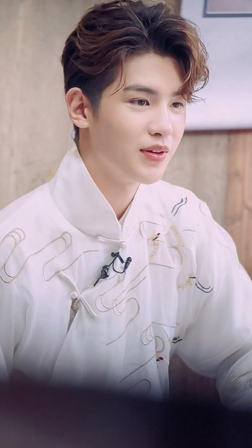  男孩|海浪来时黄明昊一把抱起安崎，那一刻我看到了一个十八岁男孩的担当