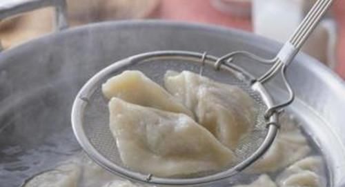 破皮|煮饺子,水开后下锅是大错特错!记得多加这1步,饺子鲜嫩不破皮