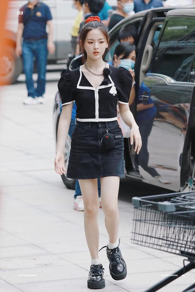  中餐厅|杨超越《中餐厅》路透造型大赏，有的休闲有的可爱，都超级好看！