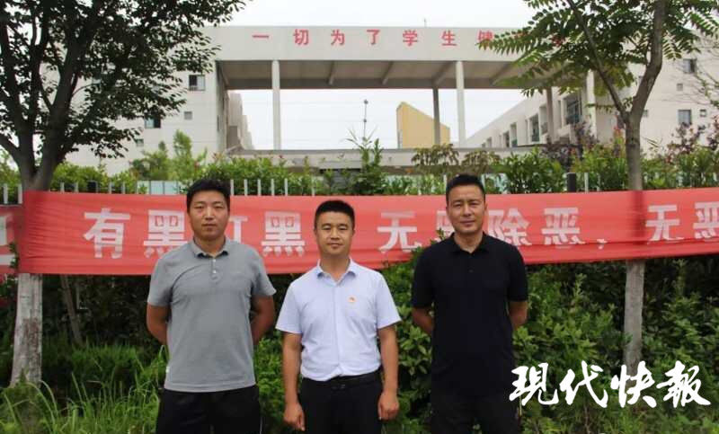  中学|男子在中学门口强搂女生，三名老师开车追赶