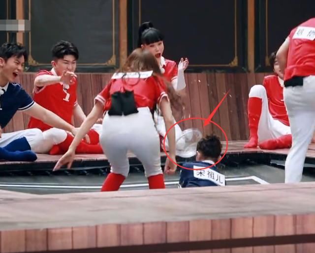  水碗|郑恺作弊帮baby，致使水碗砸到宋祖儿，蔡徐坤的反应太圈粉