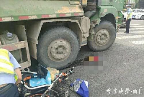 教训|教训太惨痛！女子“闯”入工程车盲区 左小腿被辗压