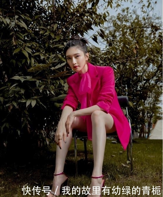  帅气|江疏影气质真好，穿“大妈”装也能如此帅气，还秀了一把好身材