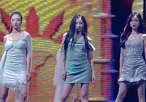  孟美岐|火箭少女101《达拉崩吧》舞台，孟美岐站C位，yamy有排面