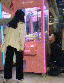 扫完|搞笑GIF:刚扫完地还得再扫一遍,大叔想离职的心都有了