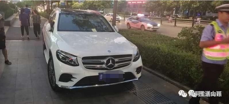 停车|晚上7点一10点开始整治夜间违章停车，多辆车被贴单子。