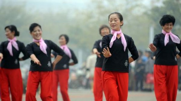  痴迷|为何奉劝女人“别痴迷”跳广场舞？3个退休女人说出心里的痛！