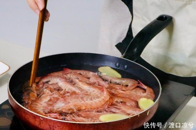 过程中|白灼虾时,放盐时机有讲究,否则虾肉腥味重还难吃,一锅虾白煮了