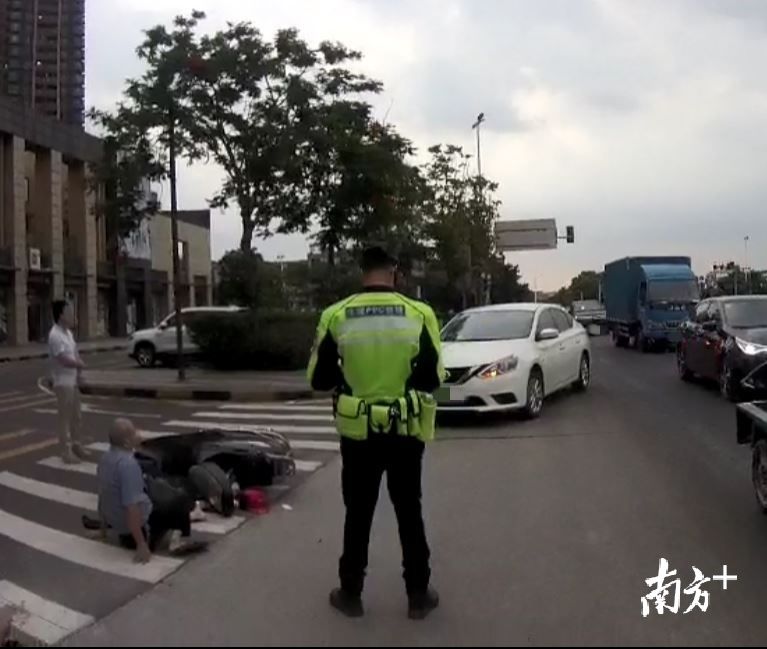  护送|视频|你们最美！石龙铁骑护送伤者及时送医