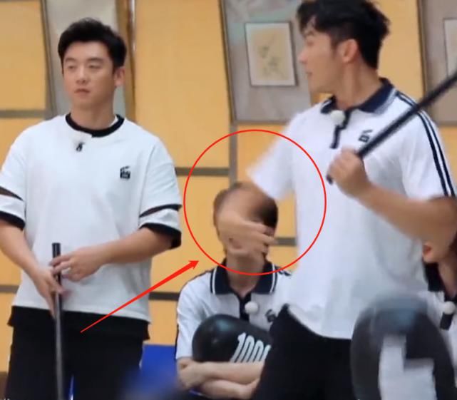  样形容柳岩|跑男团猜柳岩特点，李晨的形容激怒柳岩，郑恺的救场方式太机智了