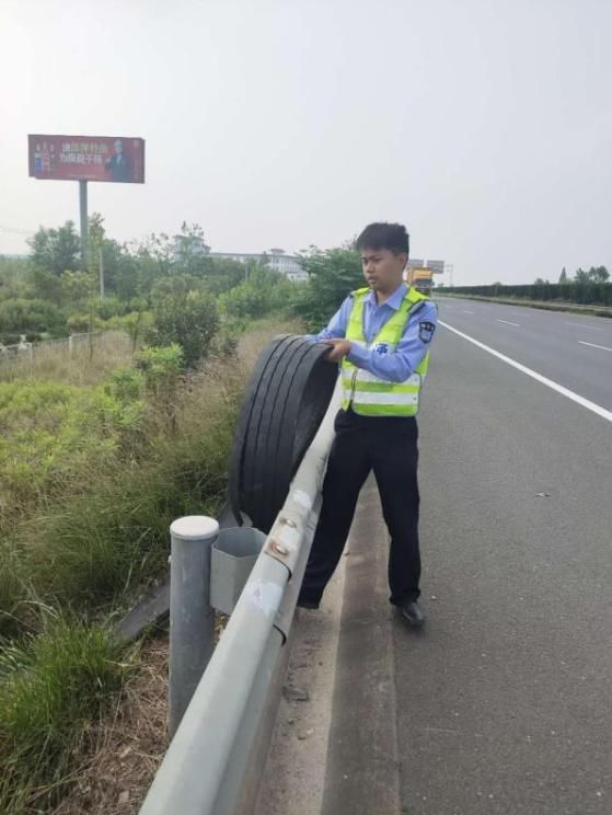  车辆|高速上突发！幸好。。。