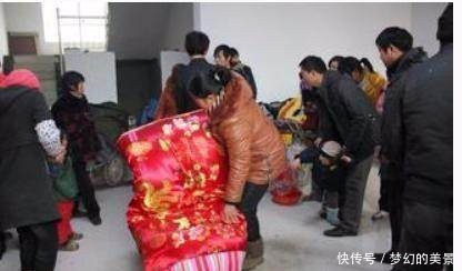 新娘|新娘父母只准备了一条被子，新郎气的大骂新娘！真是错怪人家了！