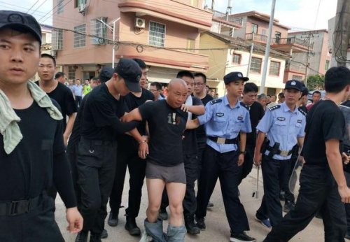  民警|曾春亮被警方当场扒掉裤子原因曝光！民警讲述搜捕曾春亮细节