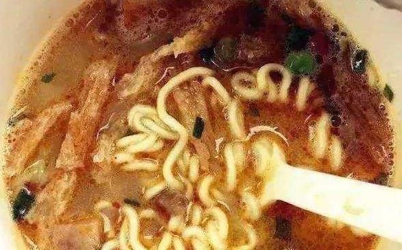 泡面|学生党最爱的5种泡面搭档,卤蛋香肠上榜,图2最经典,图5很魔幻