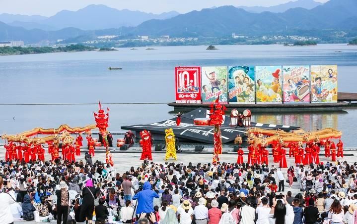 首映礼|“千岛湖的美很难复制”,徐峥带着主演们回拍摄地千岛湖参加《我和我的家乡》首映礼