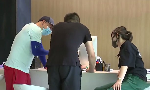 恶心|在合租房的厨房 女室友男友的行为太恶心 姑娘气得两次报了警