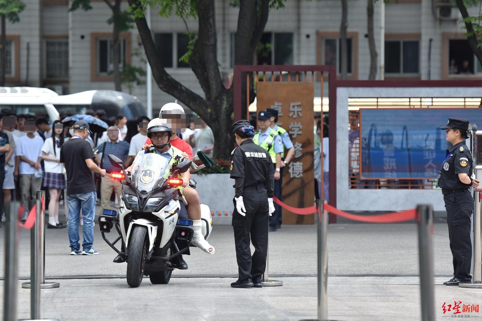 暖心！四川绵阳一高考考生脚踝骨折，辅警骑警用摩托全程接送