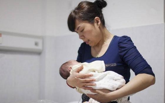  转身|月嫂回房后感觉不妙，抱起孩子转身就跑，事后父母奖励她3万块