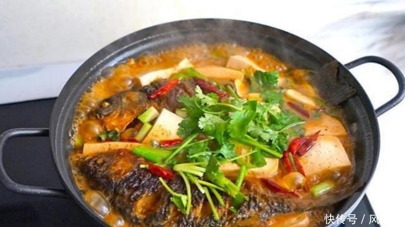 炖锅|鲫鱼炖锅汤汁鲜美,宵夜的首选,赶紧学起来吧