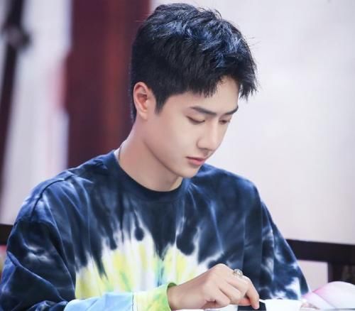  王一博|王一博主持终于营业！天天向上开始向嘉宾提问，粉丝直呼老泪纵横